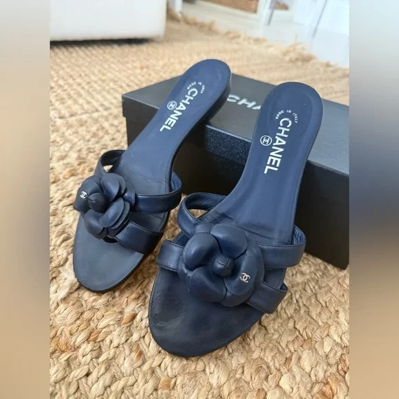 Chanel Camellia Thong Sandals – Navy Lambskin Leather with CC Logo, Size 38.5 - Picture 5 of 9